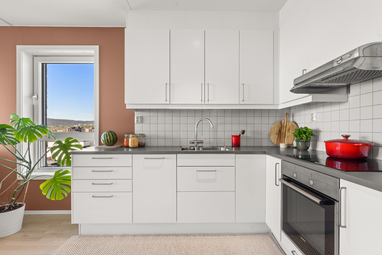 Moderne og åpent kjøkken med lys Marbodal kjøkkeninnredning fra 2015. Kjøkkenet er designet med tanke på funksjonalitet og har rikelig med skap- og benkeplass. Galleribilde