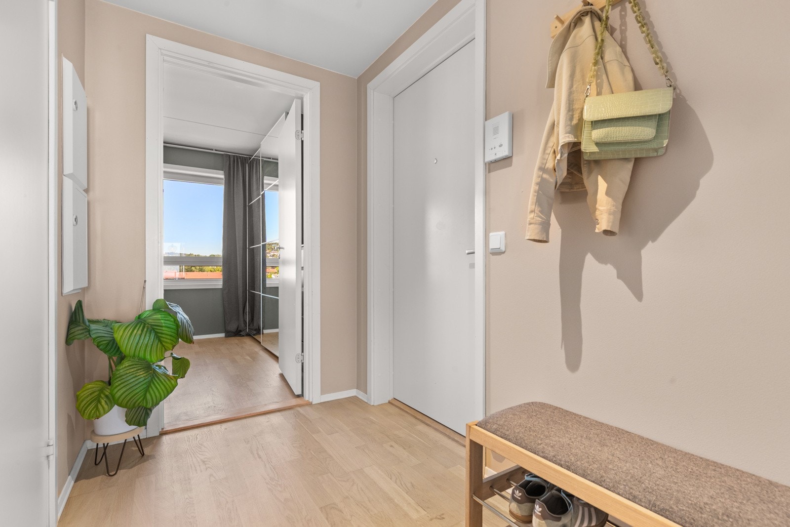 Entréen har delikate lysmalte vegger og flott parkettgulv. God plass til garderobeskap. Galleribilde