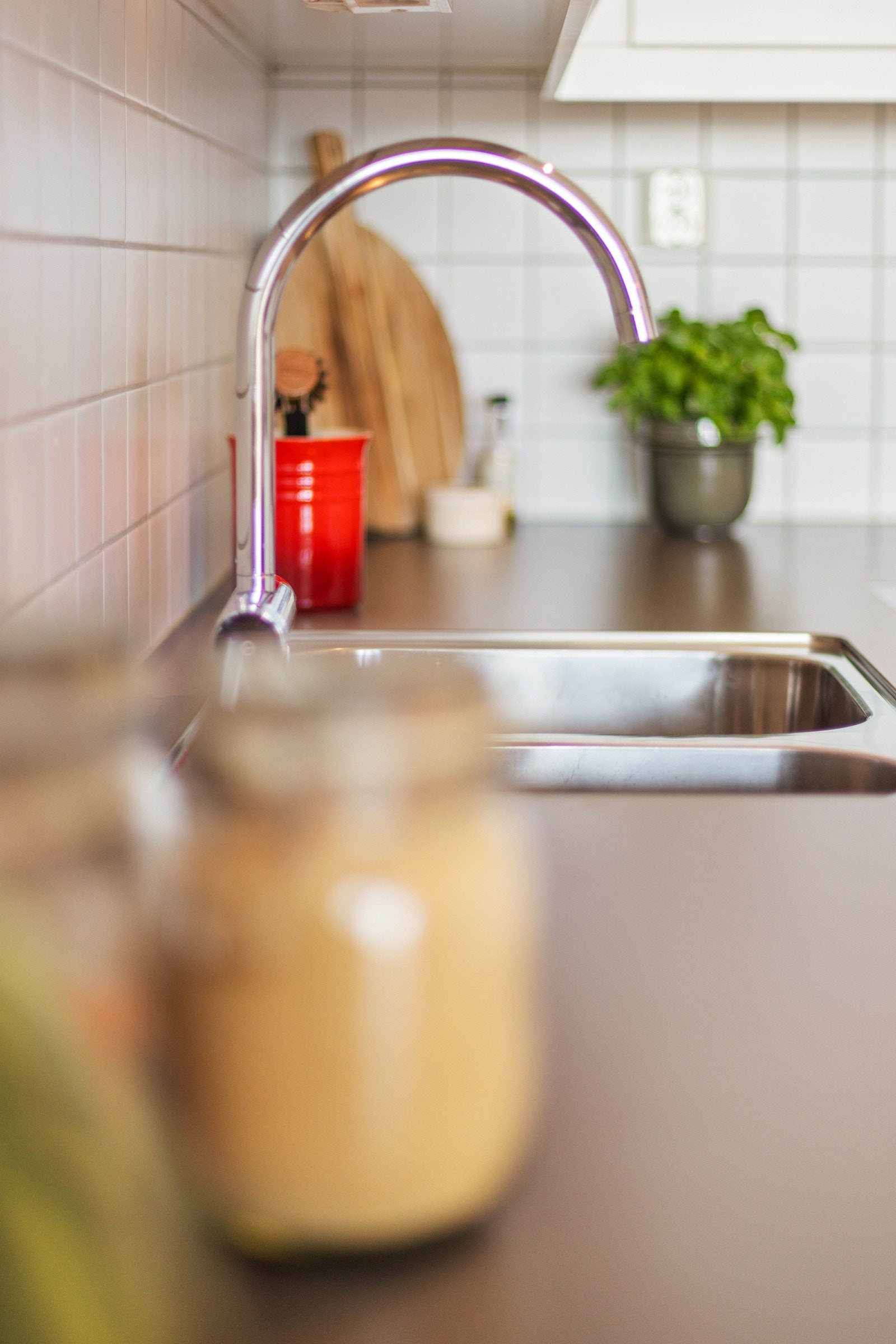 Kjøkkeninnredningen har lyse slette fronter, laminert benkeplate og flislagt backsplash. Galleribilde