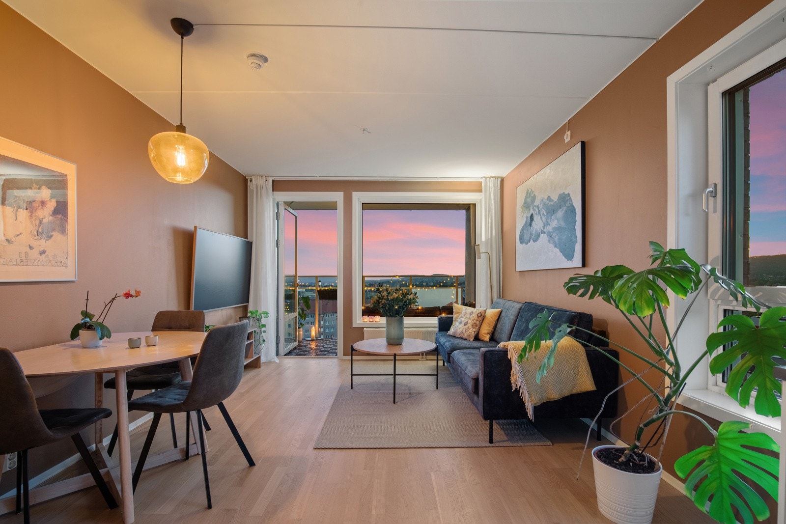 PrivatMegleren Park v/ Christoffer Brekke-Hammersland og Helene Skare presenterer en lys og moderne 2-roms endeleilighet med svært attraktiv og sentral beliggenhet på Storo! Galleribilde