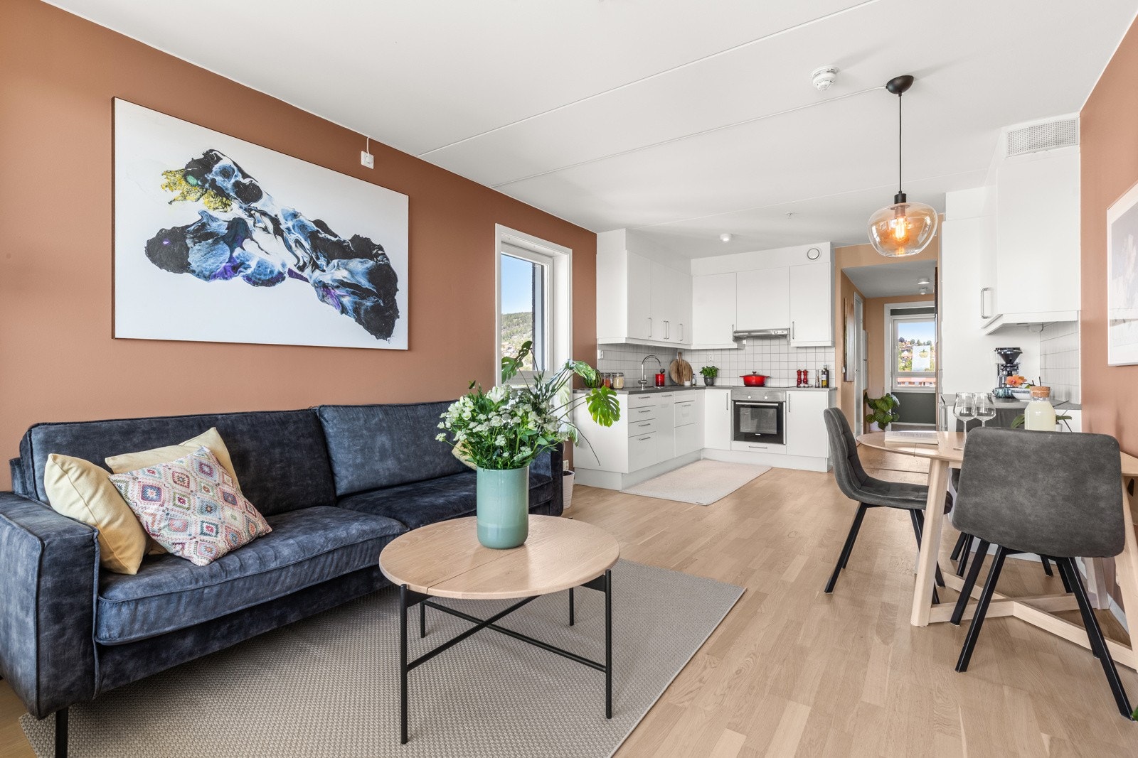 Rommets størrelse og utformelse sørger for at man har god plass til sofasalong, spisestue og øvrig stuemøblement. Galleribilde