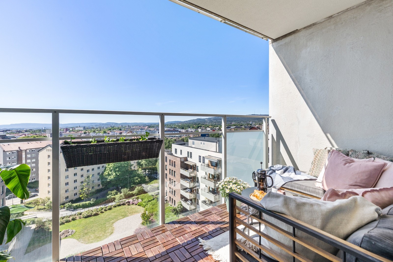 Fra stuen har man utgang til en herlig sydvestvendt balkong på ca. 7 kvm som byr på fantastiske sol- og utsiktsforhold utover byen! Galleribilde