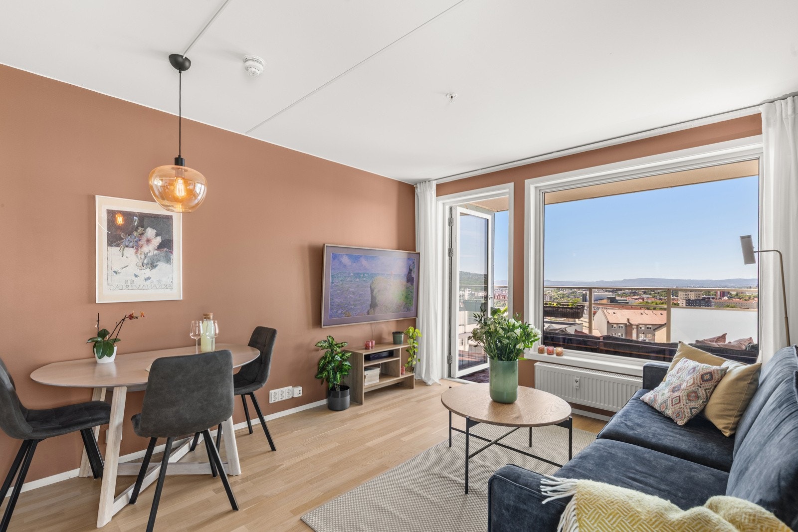 Leiligheten har en gjennomgående lys og moderne standard hovedsakelig fra 2015. Galleribilde