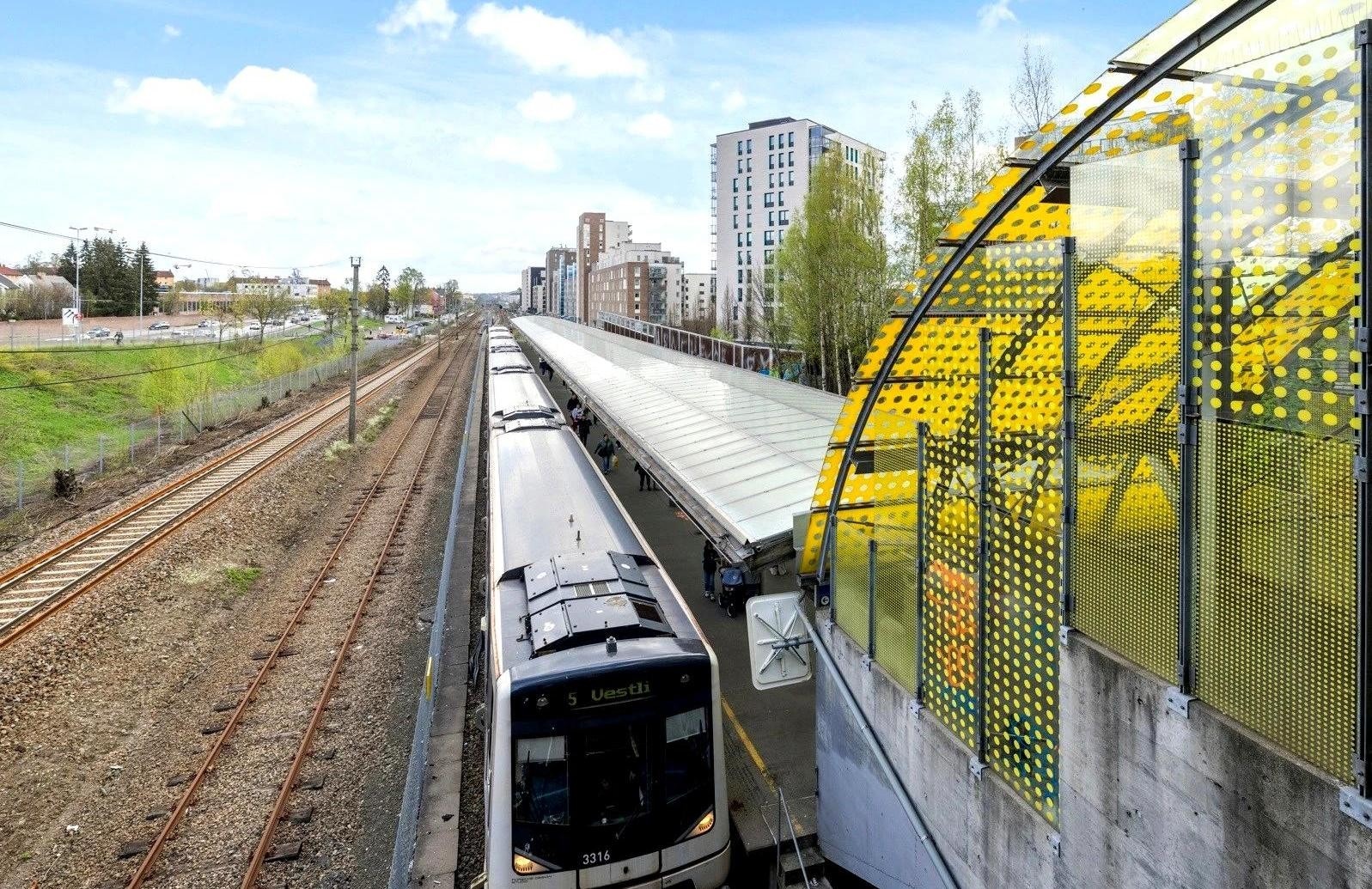 Leiligheten har umiddelbar nærhet til kollektivtransport fra knutepunktet Storo. Galleribilde