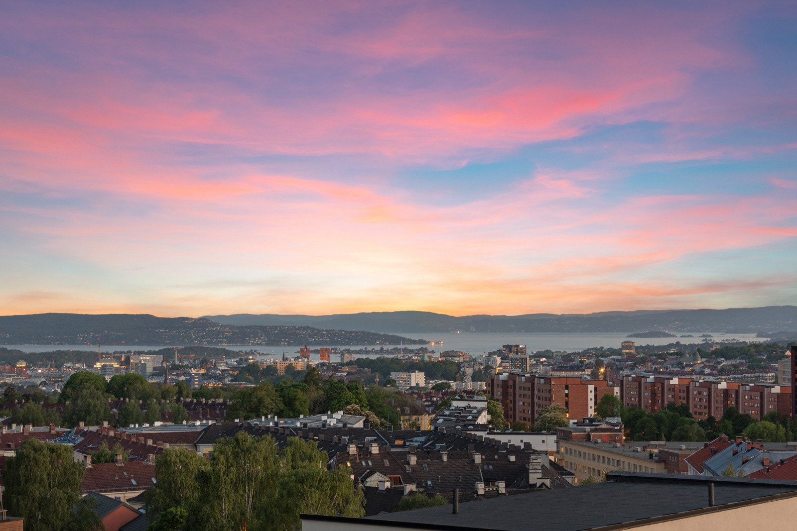 Leiligheten byr på spektakulære utsiktsforhold og flott solnedgang. Galleribilde