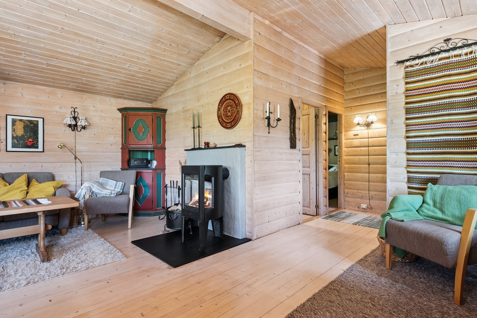 Lys og fin stue. Moderne vedovn. Galleribilde