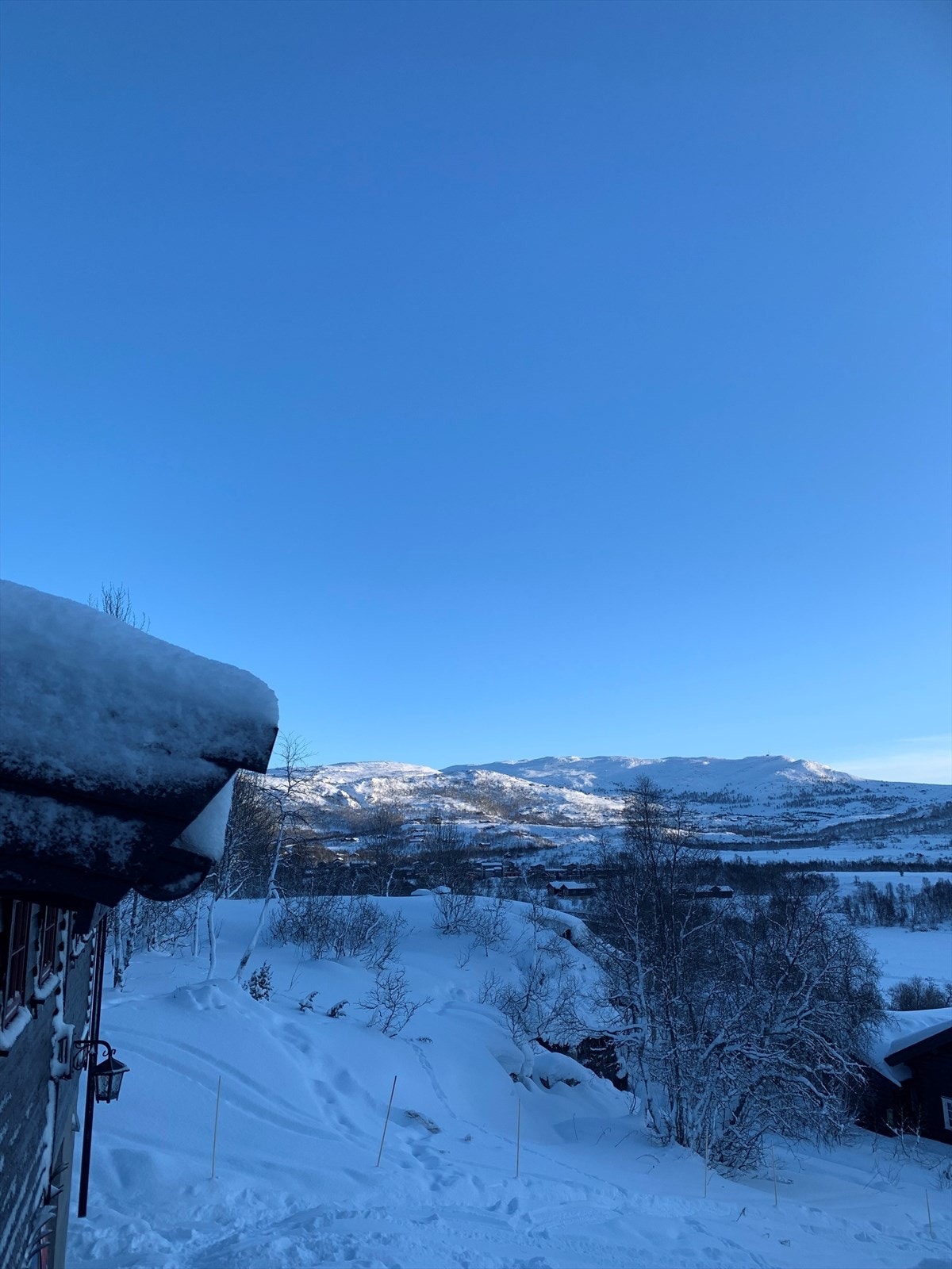 Vinterbilde. Skiløyper like nedenfor hytten. Galleribilde