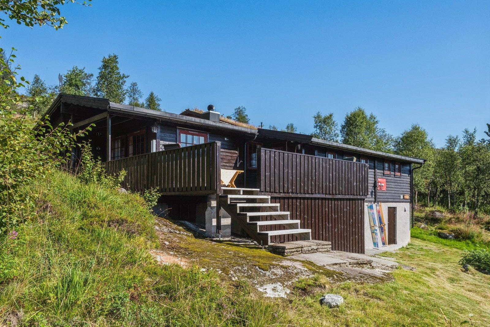 Trapp opp til terrasse og inngangsparti. Galleribilde