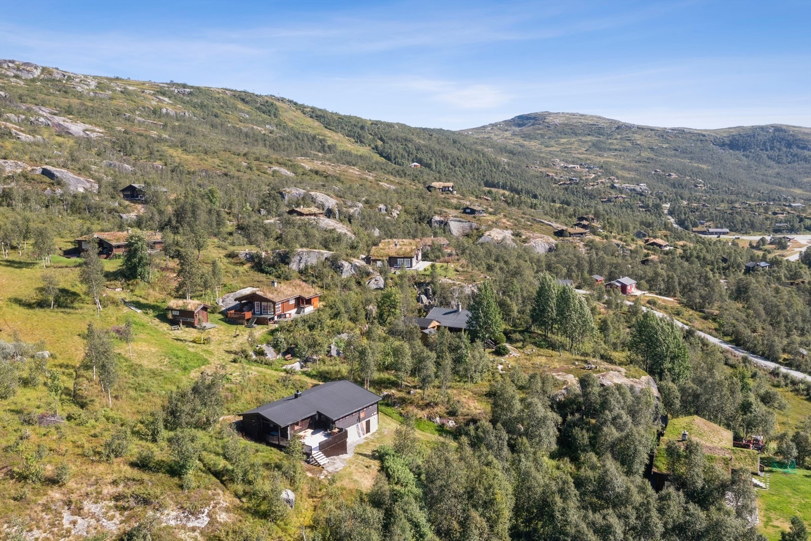 Fint hyttefelt. Parkering like nedenfor hele året. Flotte turområder. Galleribilde