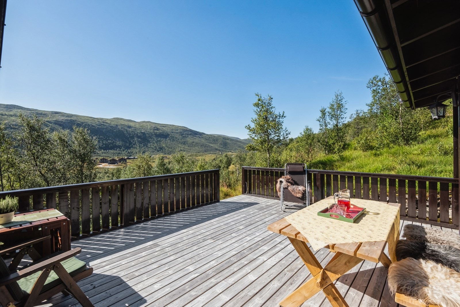 Stor og god terrasse med flott utsikt og gode solforhold. Galleribilde