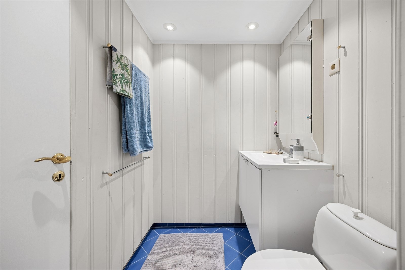 Badet er flislagt og har varmekabler i gulv. Galleribilde