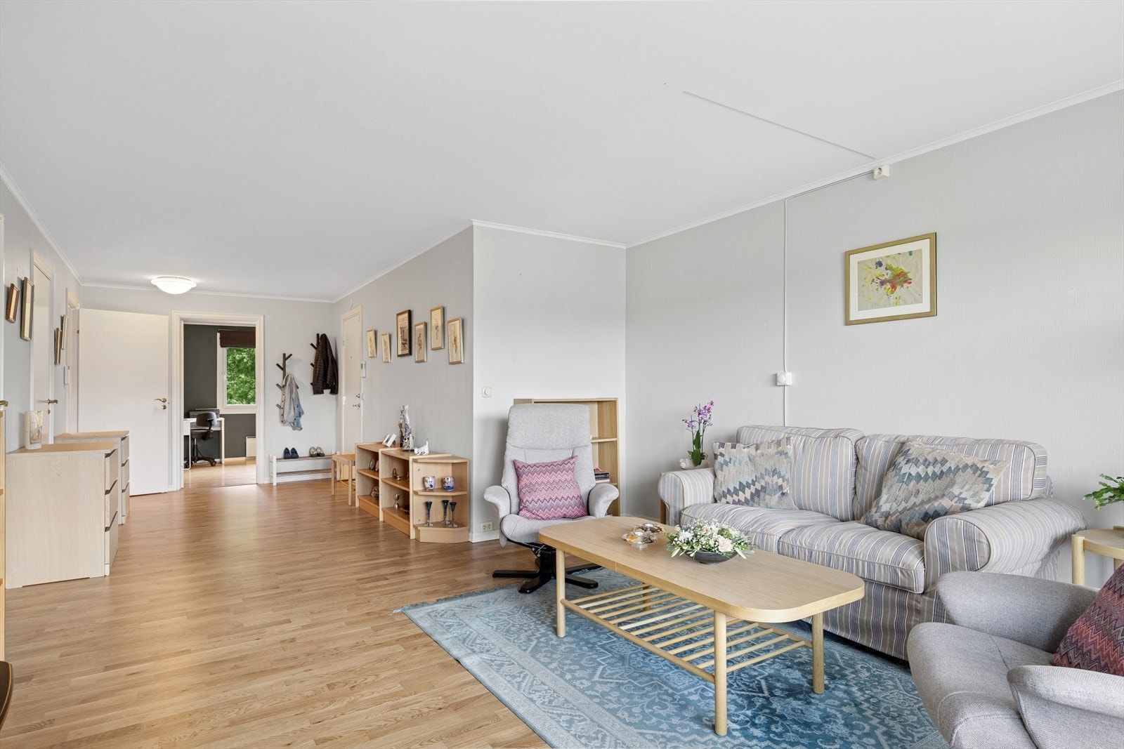 Stuen har store vindusflater og god plass til både sofagruppe og spisebord. Galleribilde