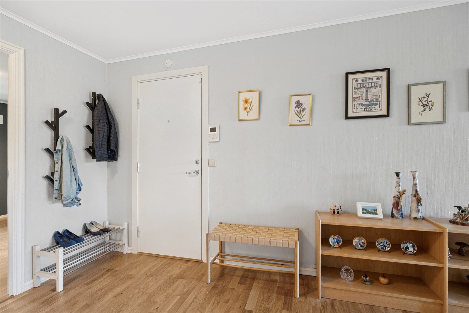 Velkommen inn i leiligheten. Det er god plass til å henge fra seg i en praktisk garderobeløsning i entréen. Galleribilde
