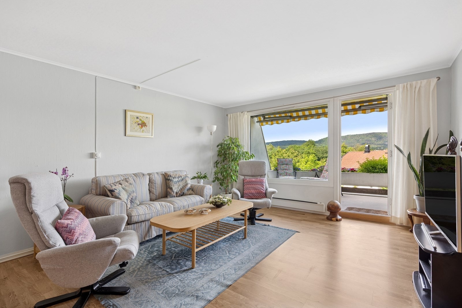 Herfra er det utgang til en nordvestvendt balkong med hyggelig utsyn og gode solforhold utover ettermiddag og kveld. Galleribilde