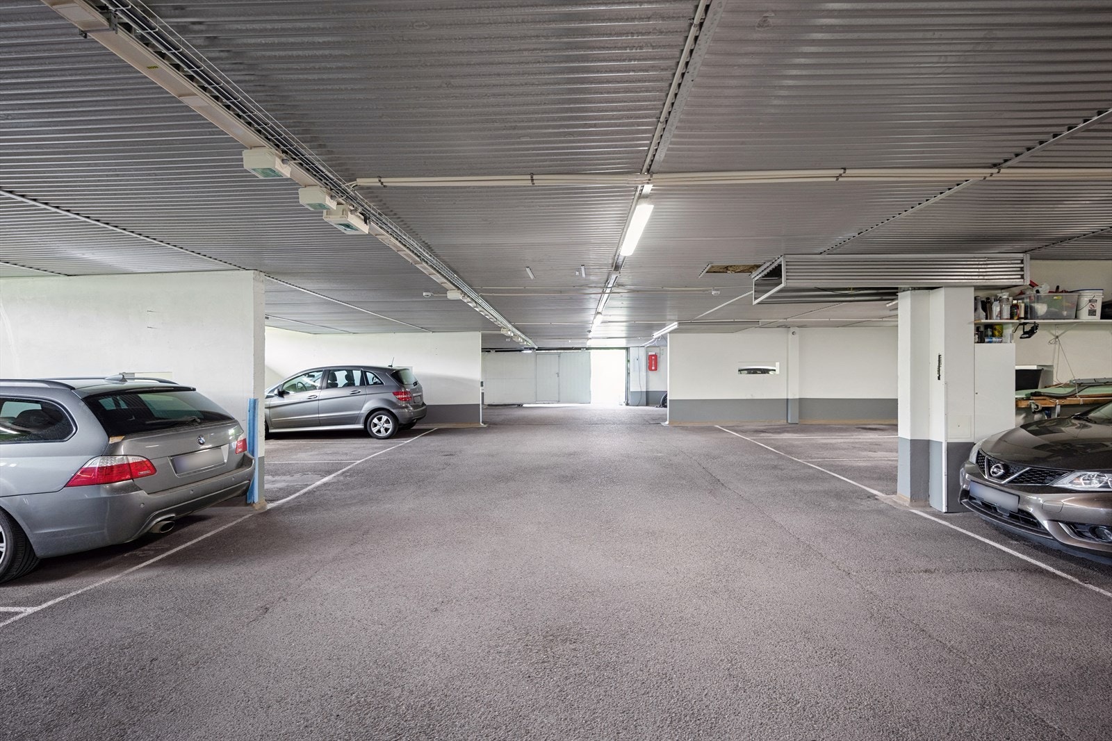 Garasjeplass for en bil i felles garasjeanlegg i kjeller. Det er godt med gjesteparkering på sameiets tomt, ellers gateparkering etter områdets bestemmelser. Galleribilde