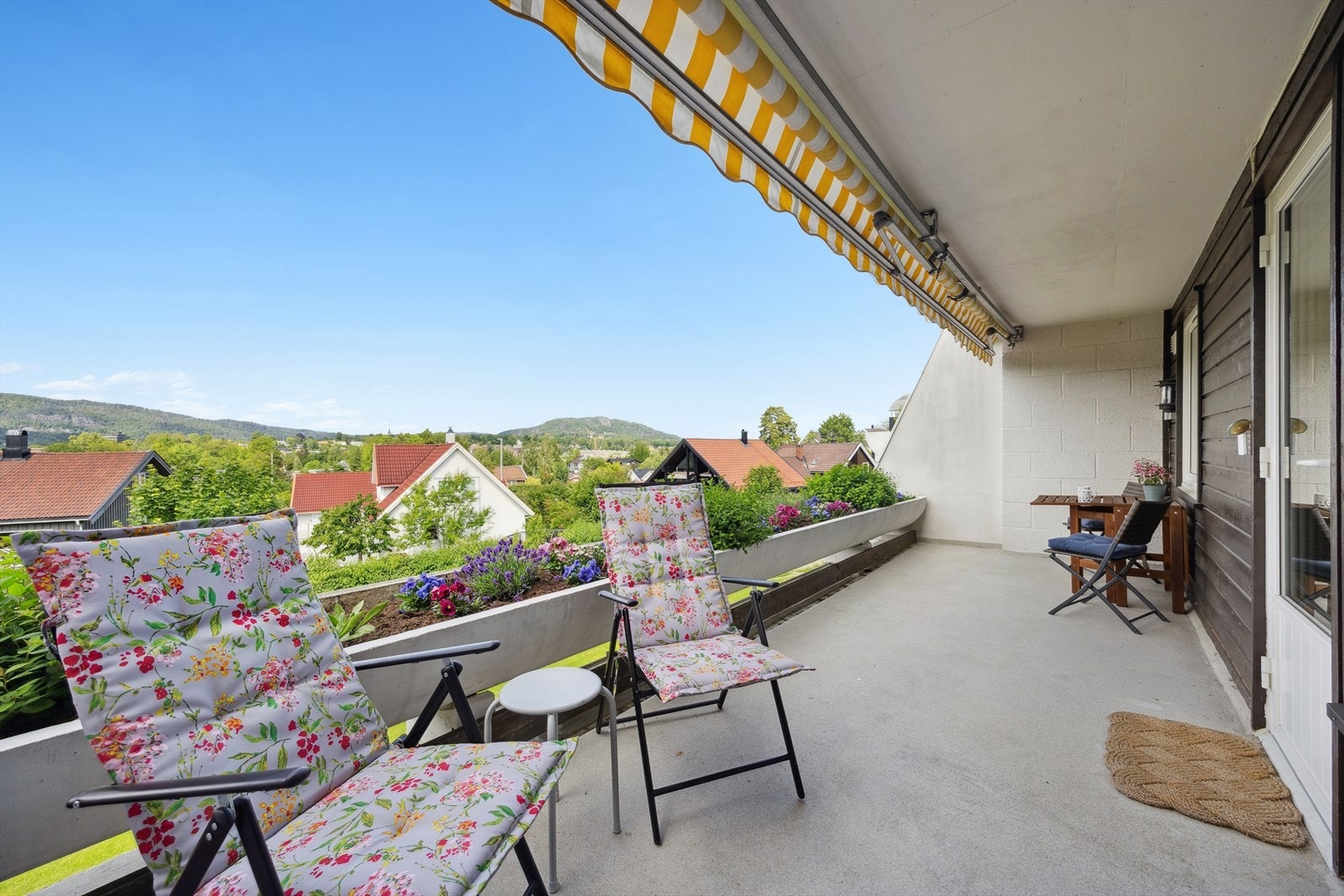 Solrik terrasse med hyggelig utsyr over nærområdet og mot Skaugumsåsen. Galleribilde