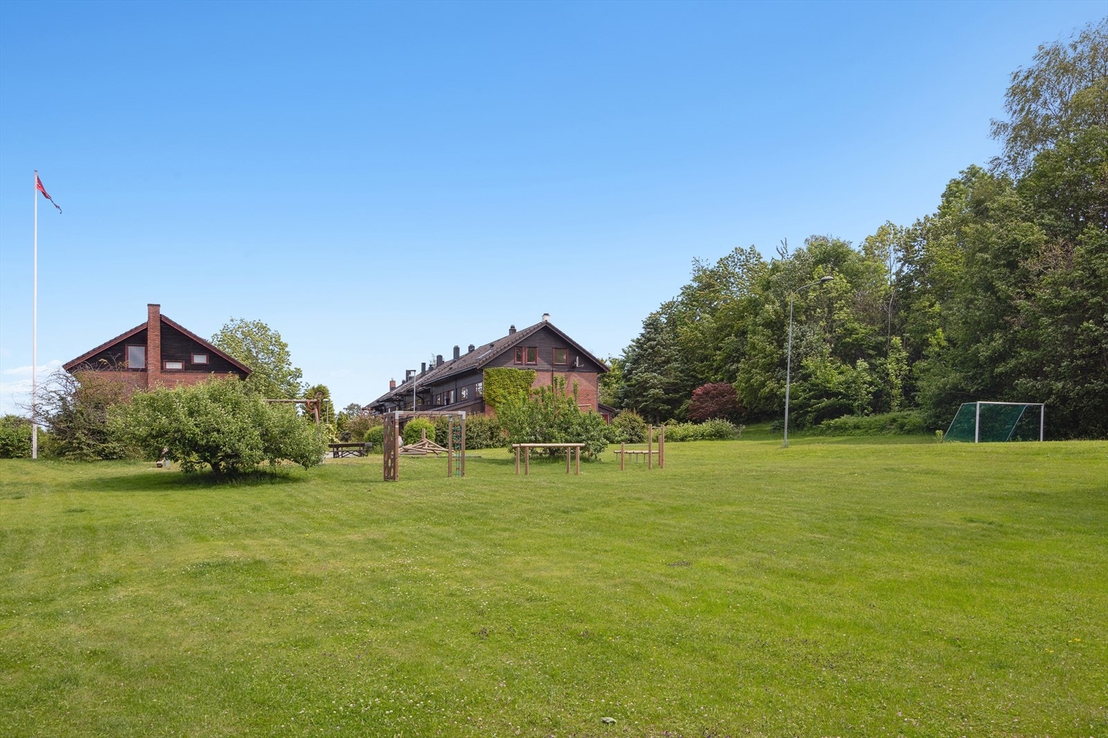 Sameiets fellesareal består av av et stort plenareal med lekeplass og ballplass. Galleribilde