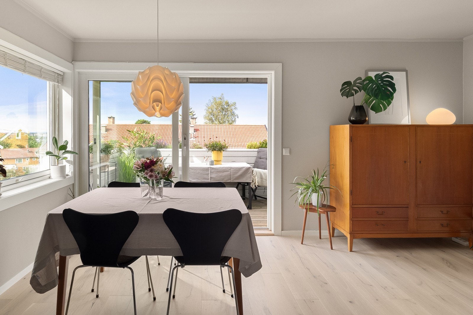 Stuen har flere naturlige møbleringssoner. Galleribilde