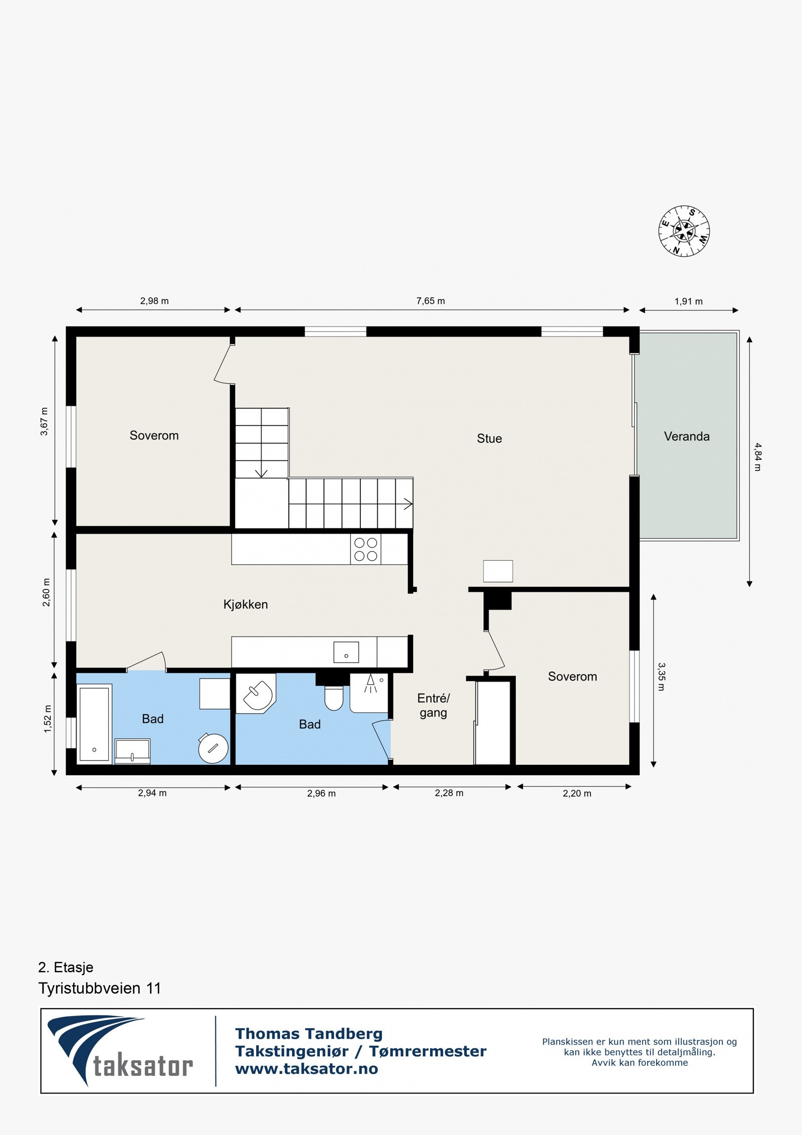 Første plan inneholder praktisk entré/gang, to tidløse baderom, separat kjøkken, romslig stue med peisovn, solrik balkong med tilgang fra stue og to soverom av god størrelse. Galleribilde