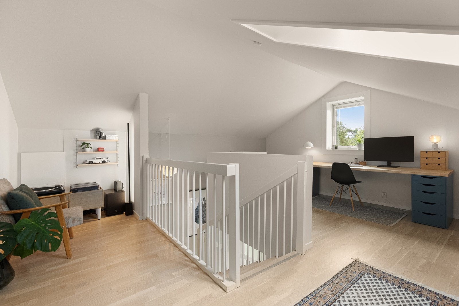 Romslig og praktisk loftstue med flere soner som gir plass til en ekstra TV-stue, kontor eller et praktisk allrom. Galleribilde