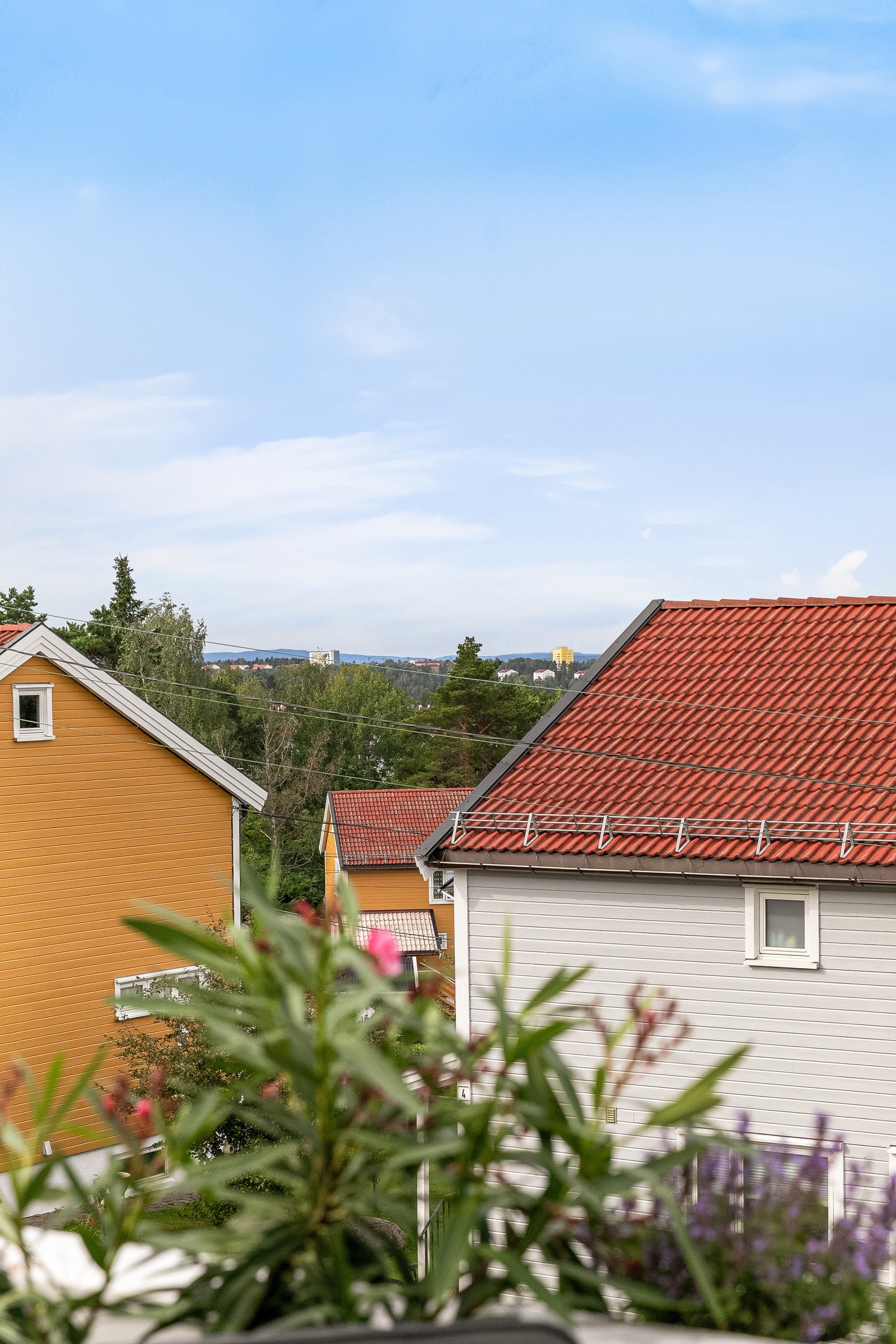 Stuen og balkongen har et hyggelig, grønt utsyn hvor balkongen blir en flott forlengelse av stuen. Galleribilde