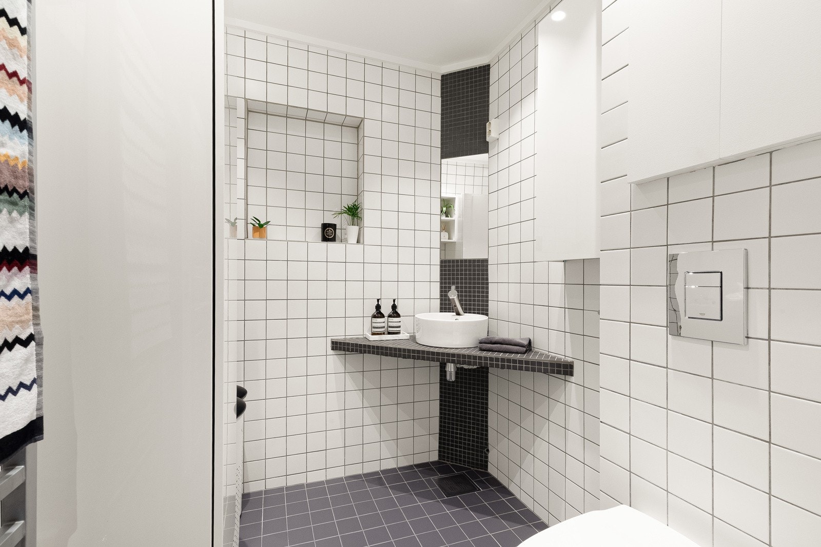 Lyst og innbydende flislagt baderom som ble pusset opp i 2008 med blant annet termostatstyrt gulvvarme og downlights i himling. Galleribilde