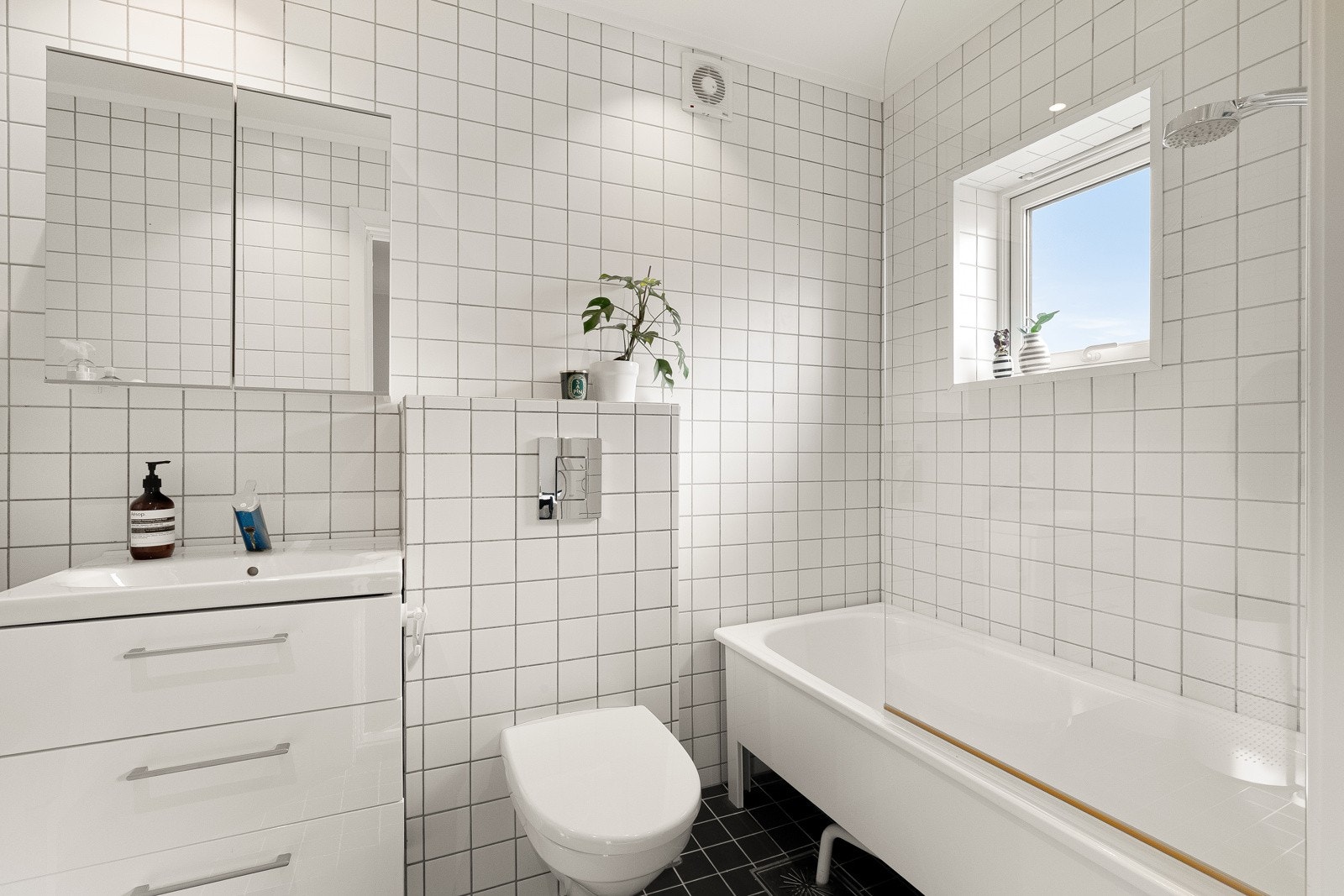 Fra kjøkken har du adgang til tidløst flislagt baderom med termostatstyrte varmekabler i gulv, avtrekksvifte i ventil. Galleribilde