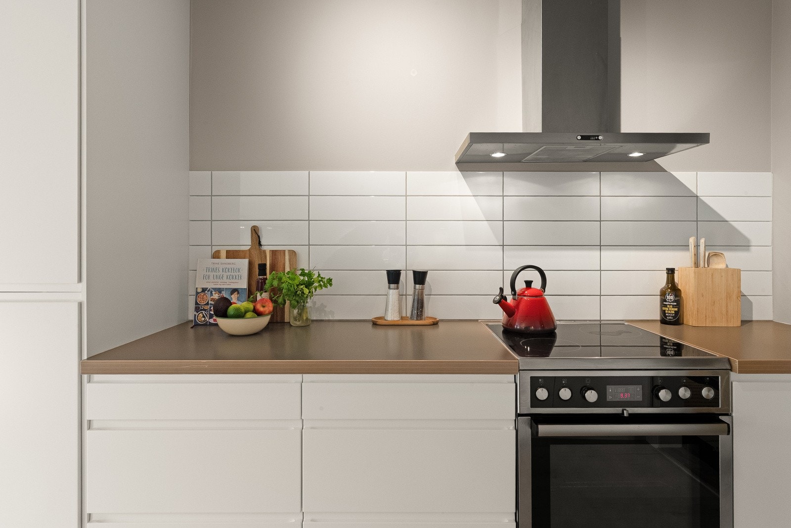 Innredningen er utstyrt med ventilatorhette i stål over stekesone, belysning under overskap og opplegg for oppvaskmaskin. Galleribilde
