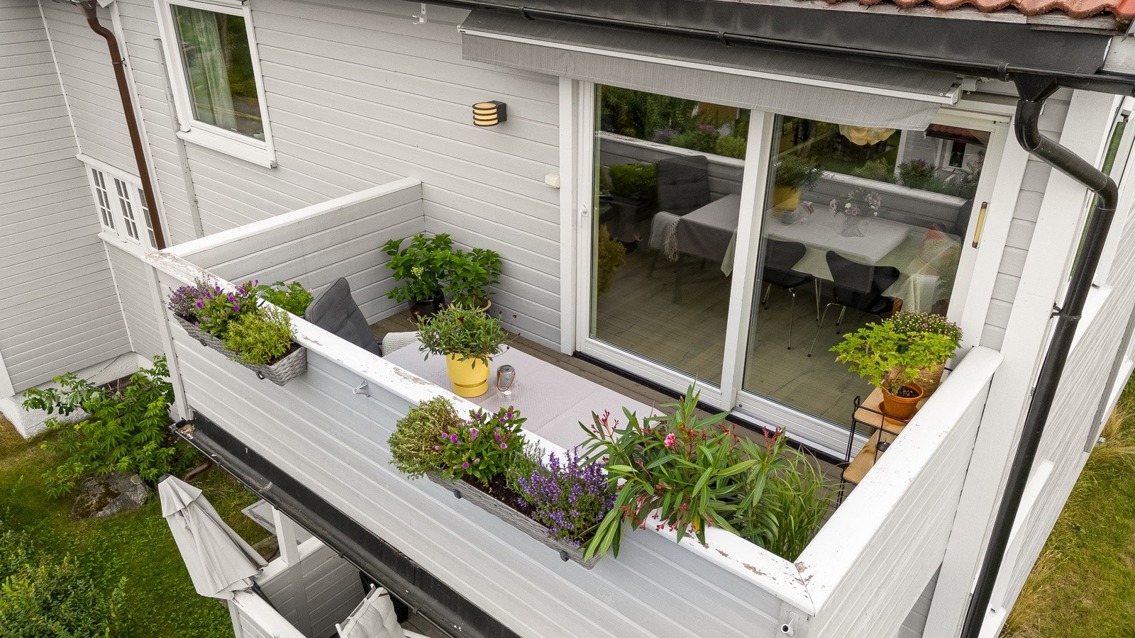 Balkongen har god plass til forskjellige utemøblement, grill og beplantning. Galleribilde