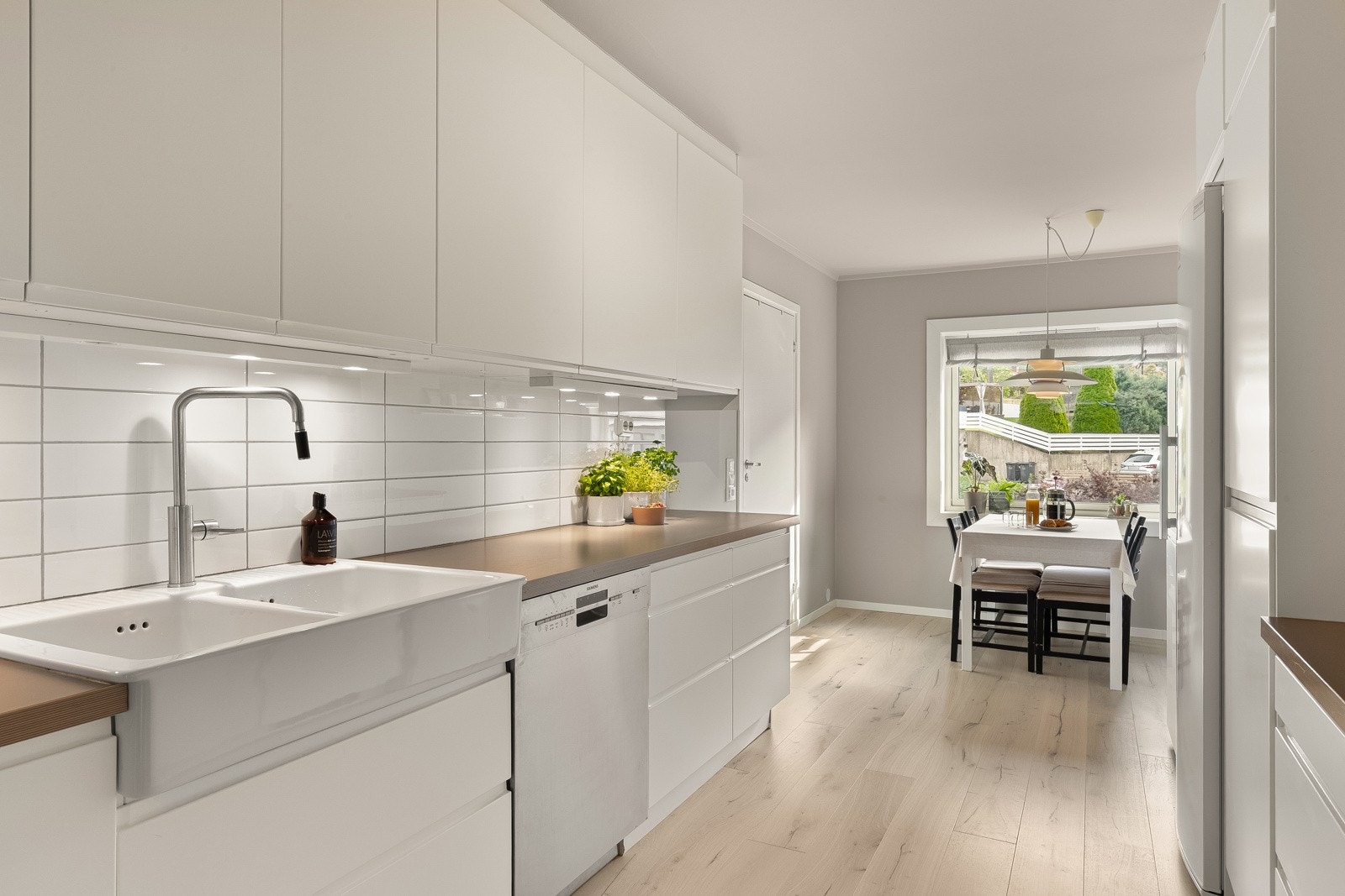 Stilren, takhøy kjøkkeninnredning levert av IKEA fra 2010. Galleribilde
