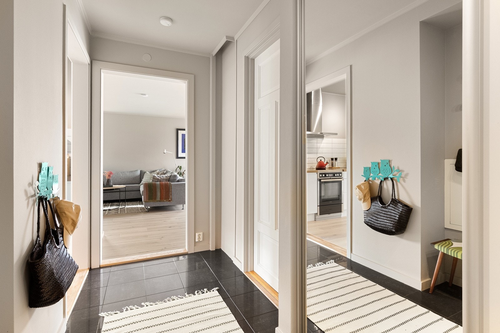 Lys og stor entré/gang med skyvedørsgarderobe med speil fronter, samt god plass til oppbevaring av jakker og annet yttertøy. Velkommen! Galleribilde