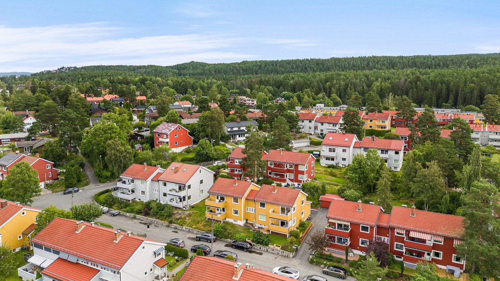 Eftasåsen borettslag består av 10 vertikaldelte rekkehus og 31 horisontaldelte 4- mannsboliger. Galleribilde