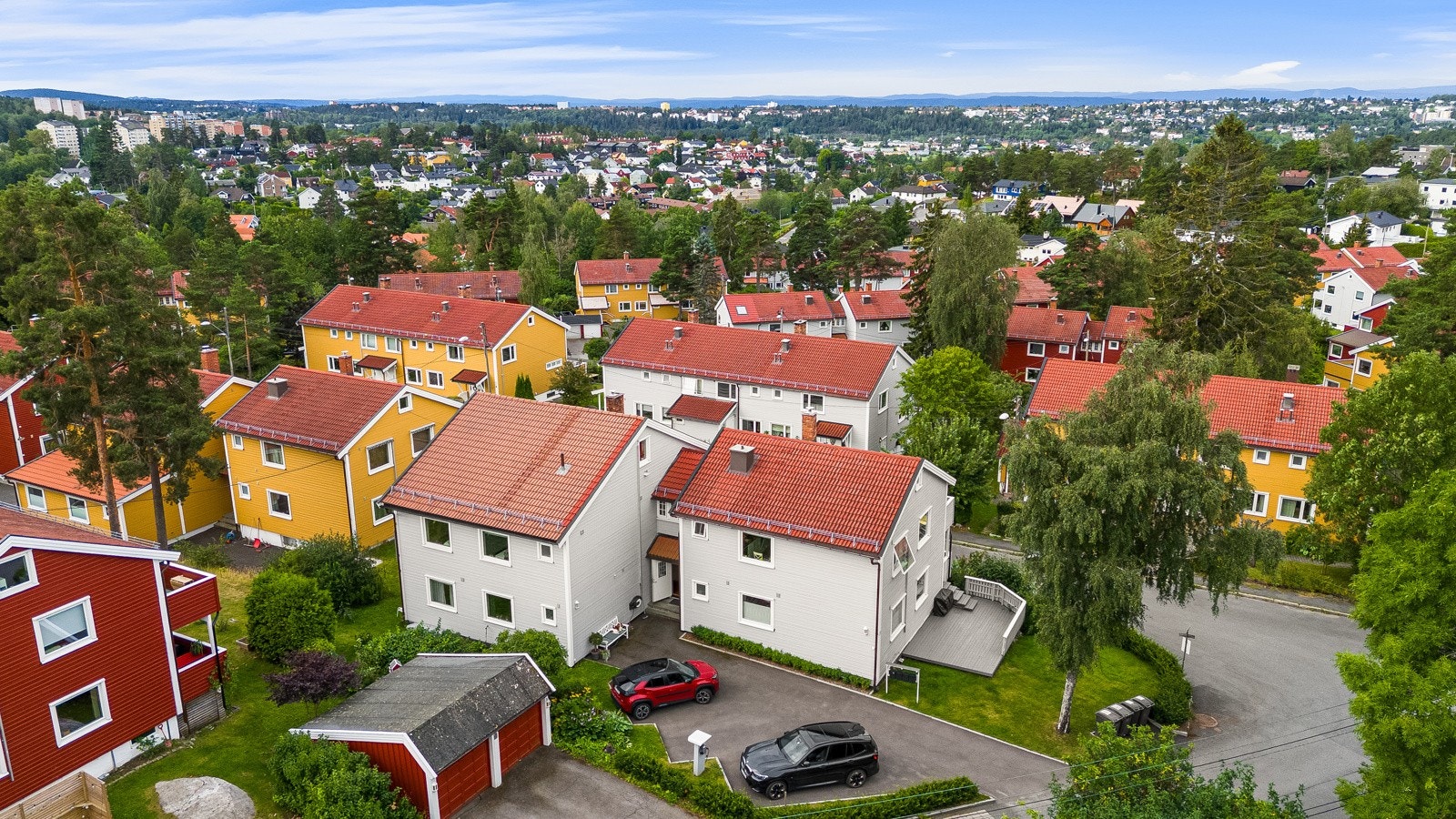 Det er mulighet for egen vaskemaskin, kjøleskap eller fryser i felles bod i kjeller. Galleribilde