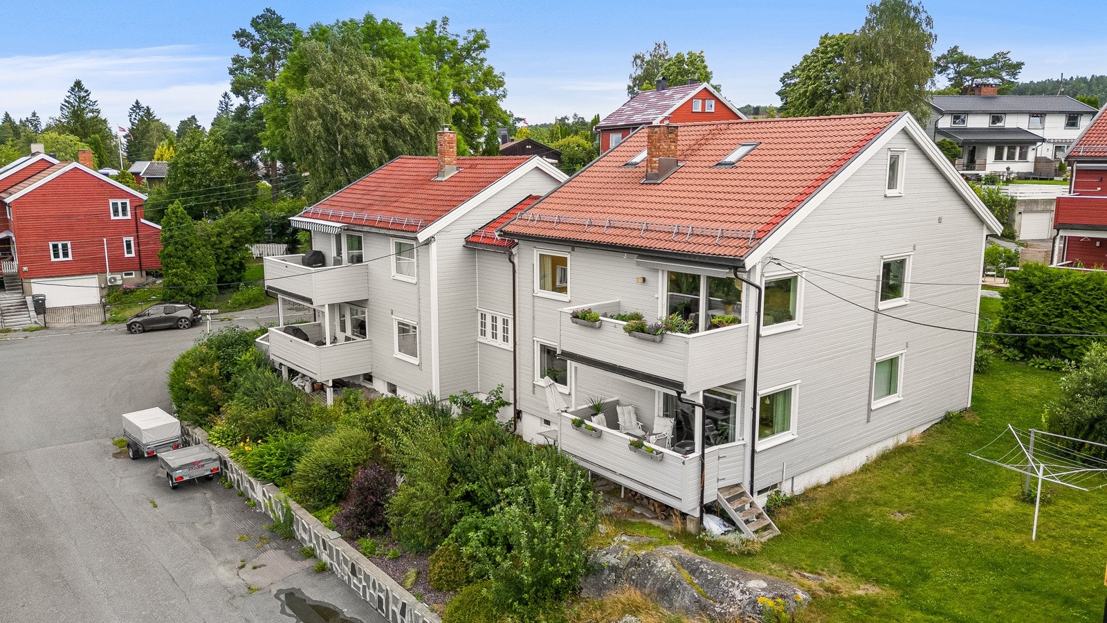 Tyristubbveien 11 er en stor og innholdsrik familiebolig på totalt 129m² i gulvareal fordelt over to plan i flott firemannsbolig. Galleribilde