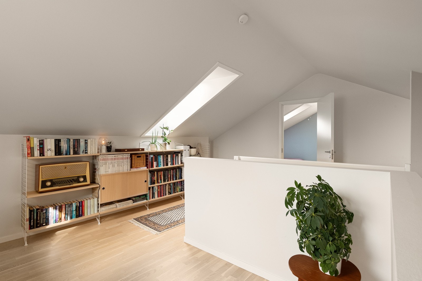 I loftsetasjen bak kneveggen har man også praktisk oppbevaring i boder på totalt ca. 44m² i gulvareal (skråtak) Galleribilde