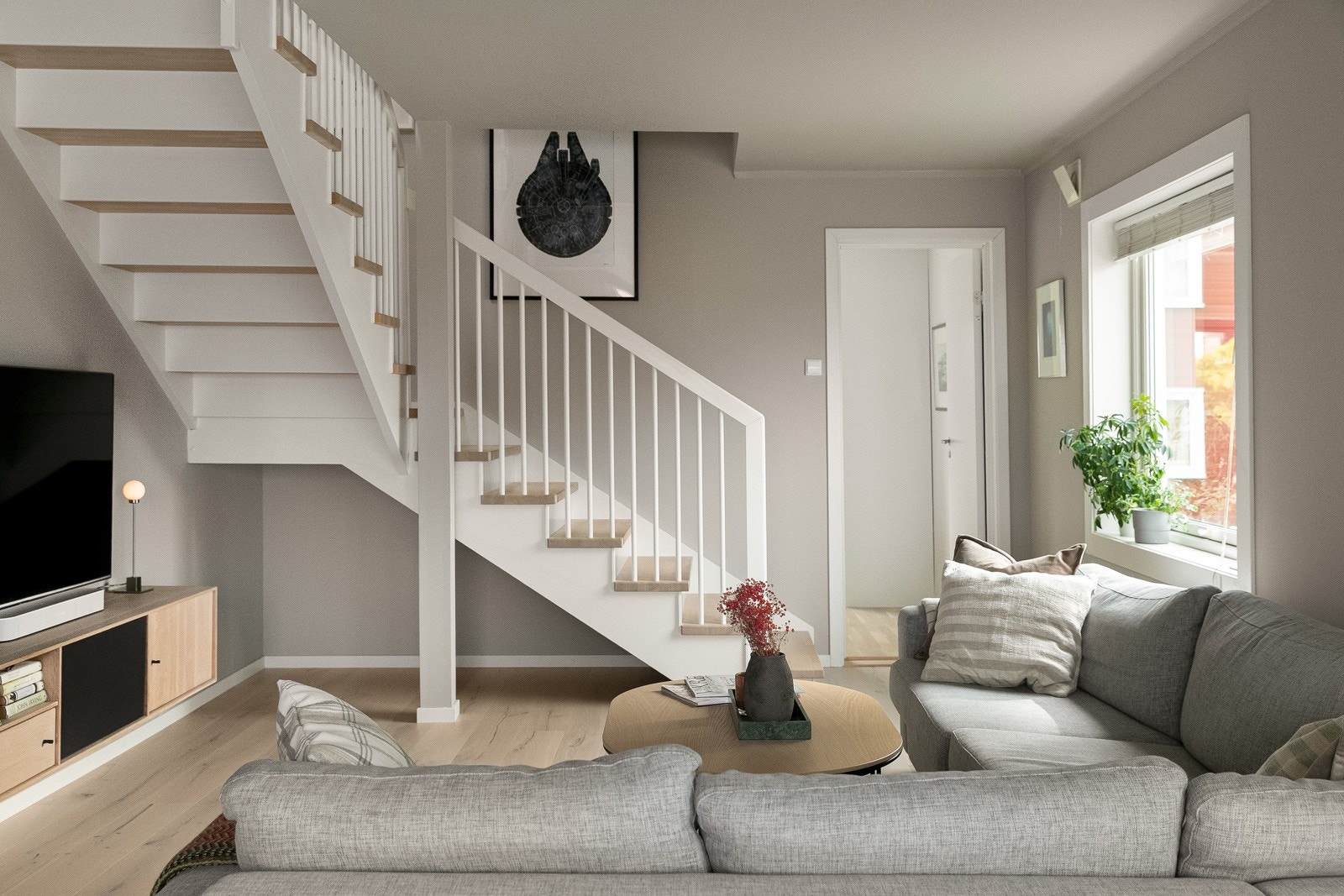 Lekker tretrapp med hvitlakkerte vanger og trinn i hvitpigmentert eik. Galleribilde