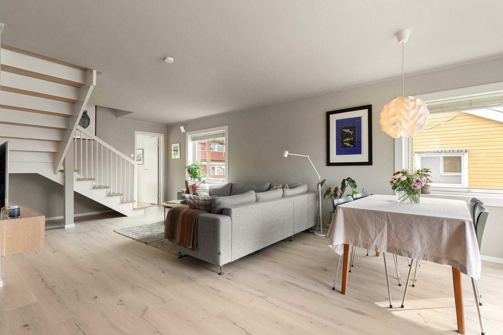 Stuen har plass til sofagruppe og mediemøblement. Galleribilde
