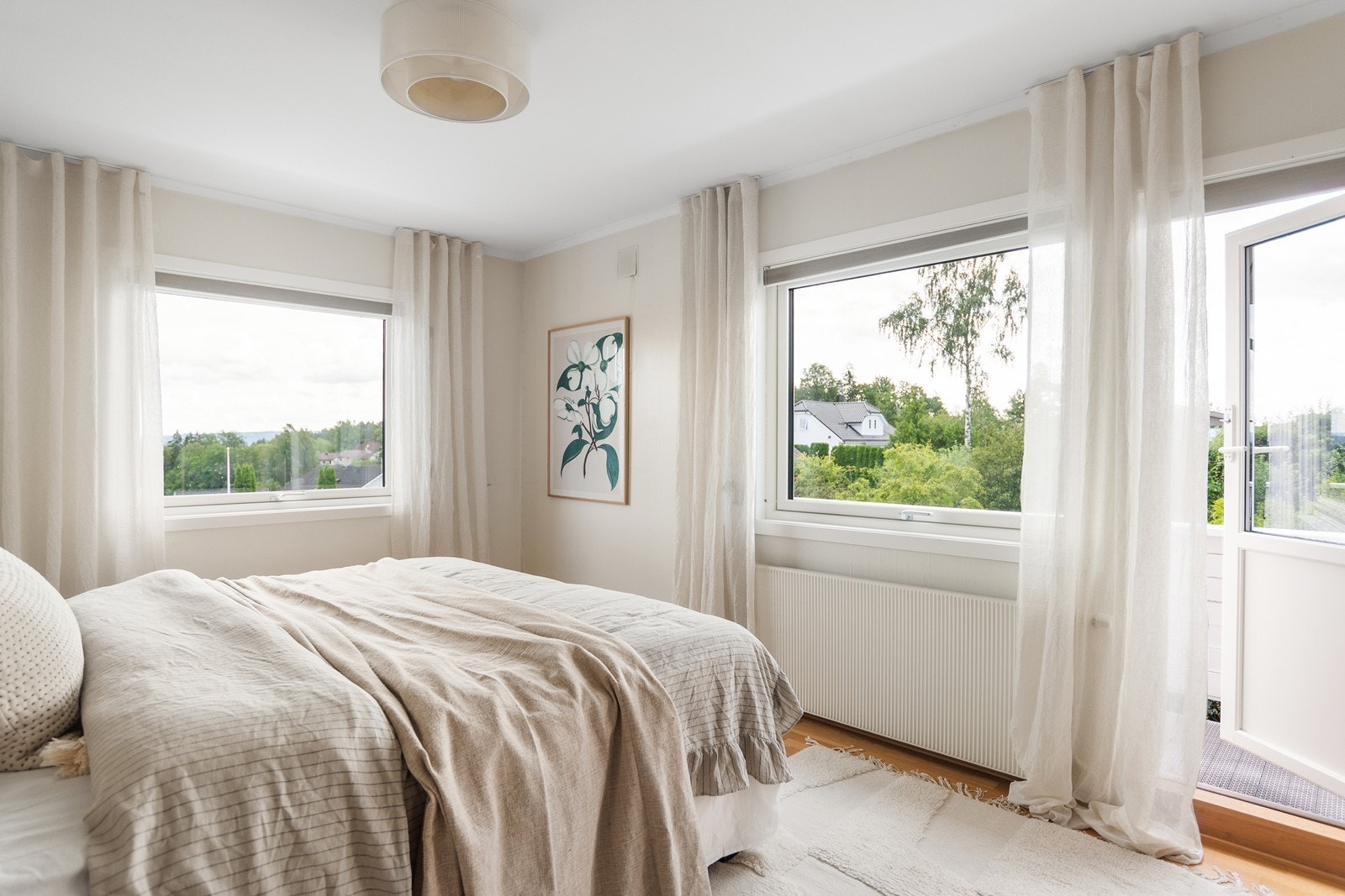 Romslig hovedsoverom med plass til stor dobbeltseng og direkte utgang til balkong. Galleribilde