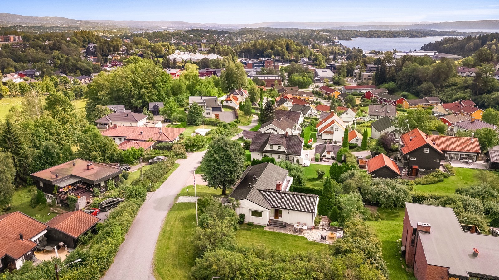 Her får du en romslig og innbydende villa med idyllisk beliggenhet i et barnevennlig område på Hvalstad. Galleribilde