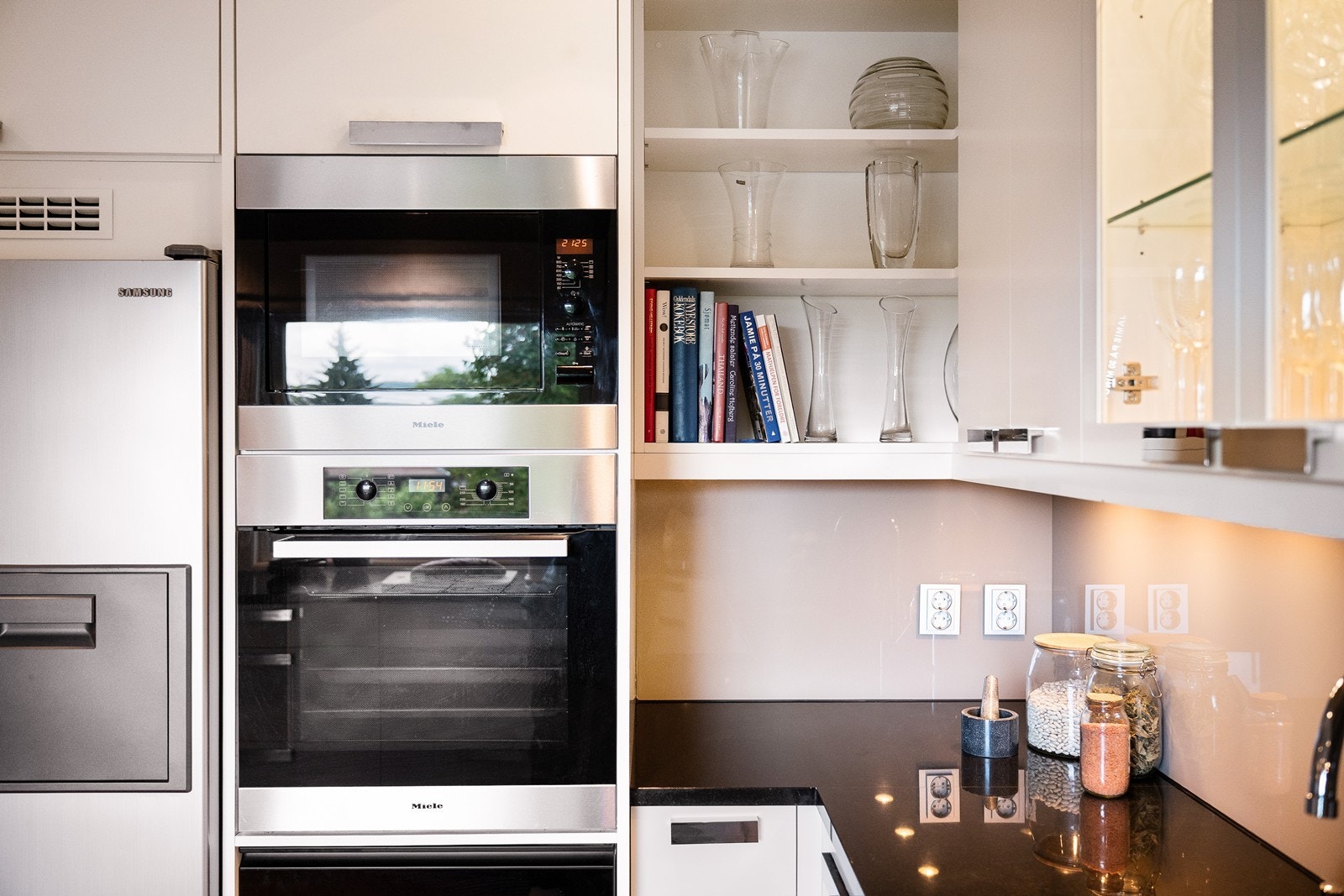 Nye hvitevarer (Miele vinskap, stekeovn og micro, Rørosvifte, Gaggenau stekeplate, Samsung kjøleskap fra 2006). Galleribilde