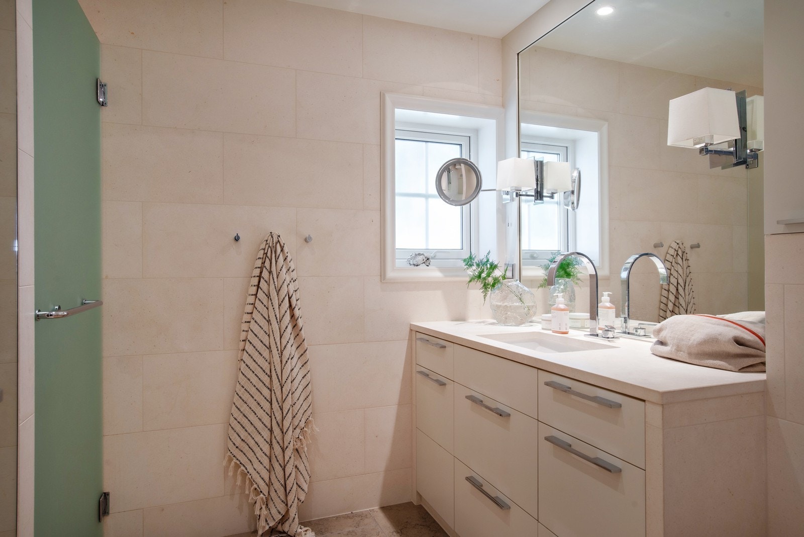 Badet i hovedetasjen ble totalrenovert av Ansnes Entreprenør AS i 2012 med nytt tettesjikt, membran og sluk. Galleribilde