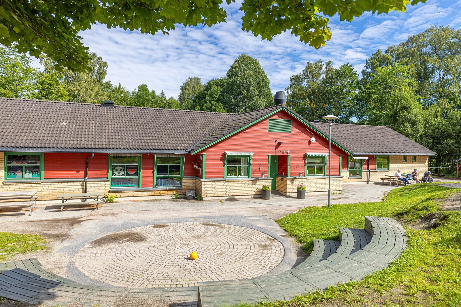 Flere barnehager i området som f.eks. Hvalstad Barnehage. Galleribilde
