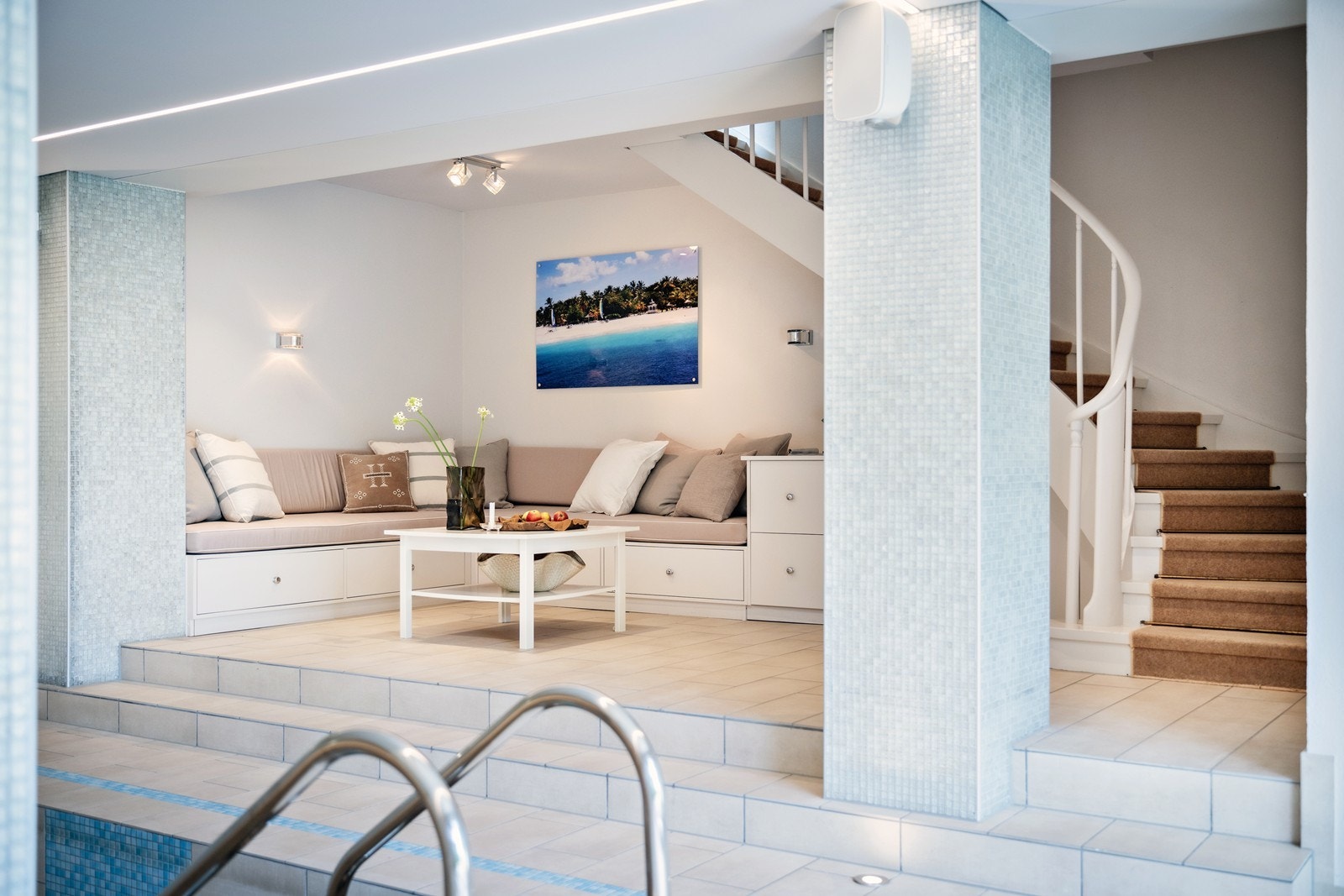 Boligen byr på et imponerende innendørs basseng (4x8 m) med motstrømsanlegg, loungeområde og bad - som gir en ekte spa-opplevelse. Galleribilde