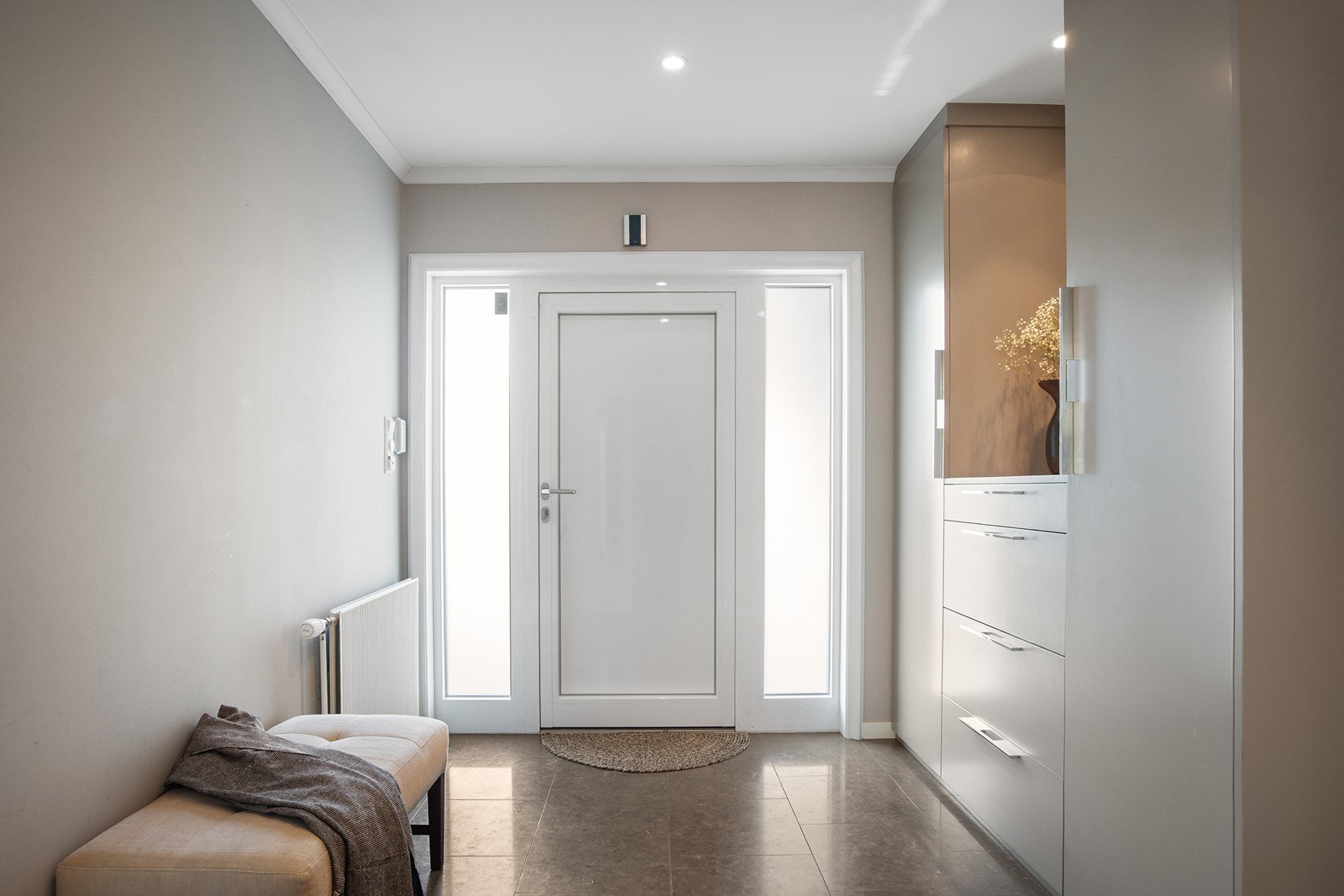 Velkommen inn! Lys og innbydende entré med rikelig oppbevaringsplass for en praktisk hverdag. Galleribilde