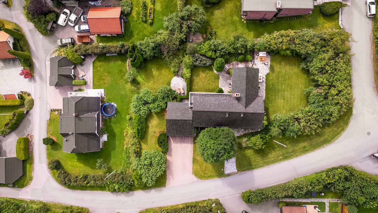 Med kort vei til skoler, barnehager, idrettsanlegg, strand og marka, samt gode kollektivforbindelser til Oslo, får du en bolig som kombinerer privatliv, komfort og nærhet til alt du trenger. Galleribilde