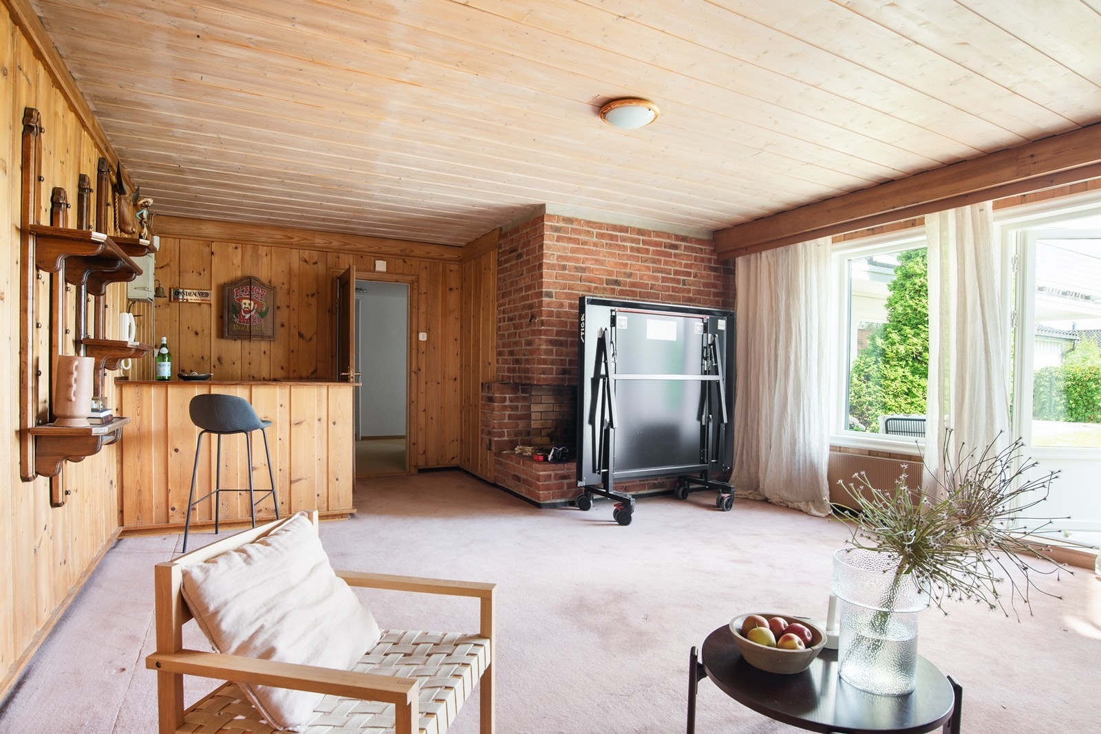 Peisestue med utgang til nivå 2 av hagen. Galleribilde