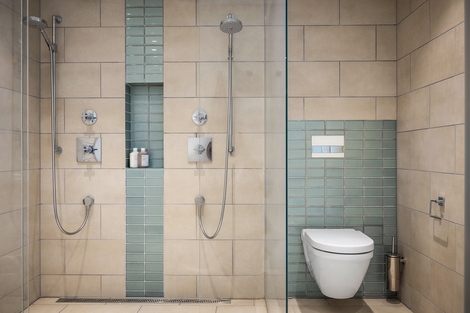 Badet har dobbel dusj, vegghengt toalett og servantskap. Galleribilde