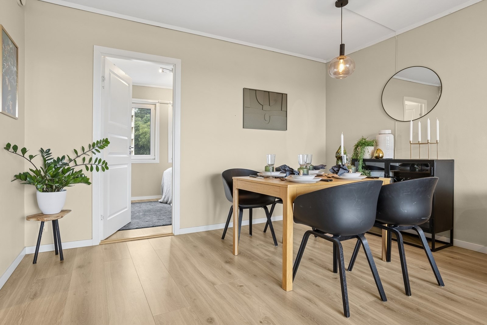 Det er god plass til både sofakrok og spisebord i stuen. Galleribilde