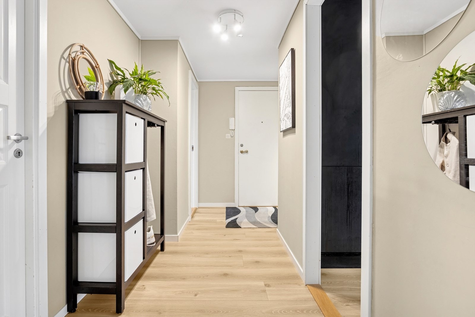 God plass til å henge fra seg yttertøy i gangen. Galleribilde