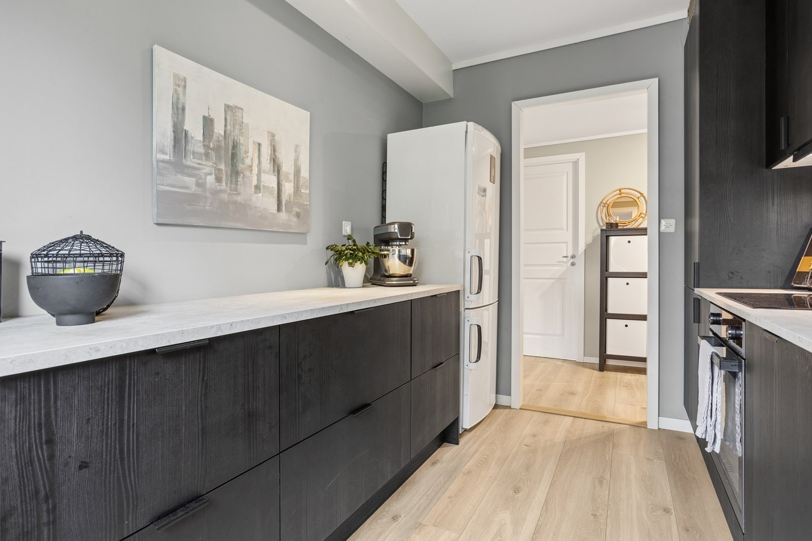 Det er integrert kjøl/fryseskap, komfyr, platetopp og oppvaskmaskin. Galleribilde